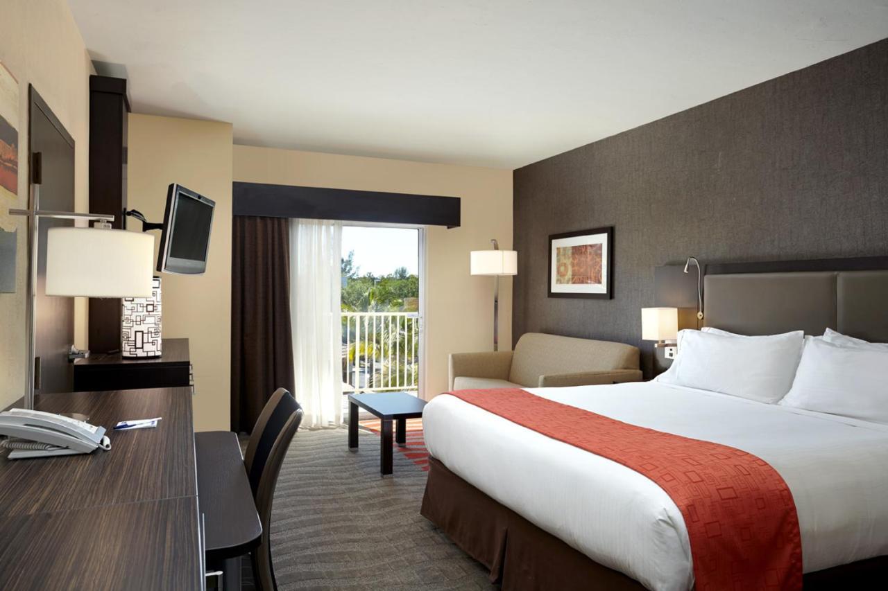 Holiday Inn Express & Suites Naples Downtown - 5Th Avenue By Ihg Exteriör bild