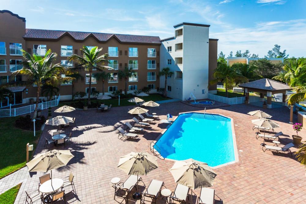 Holiday Inn Express & Suites Naples Downtown - 5Th Avenue By Ihg Exteriör bild
