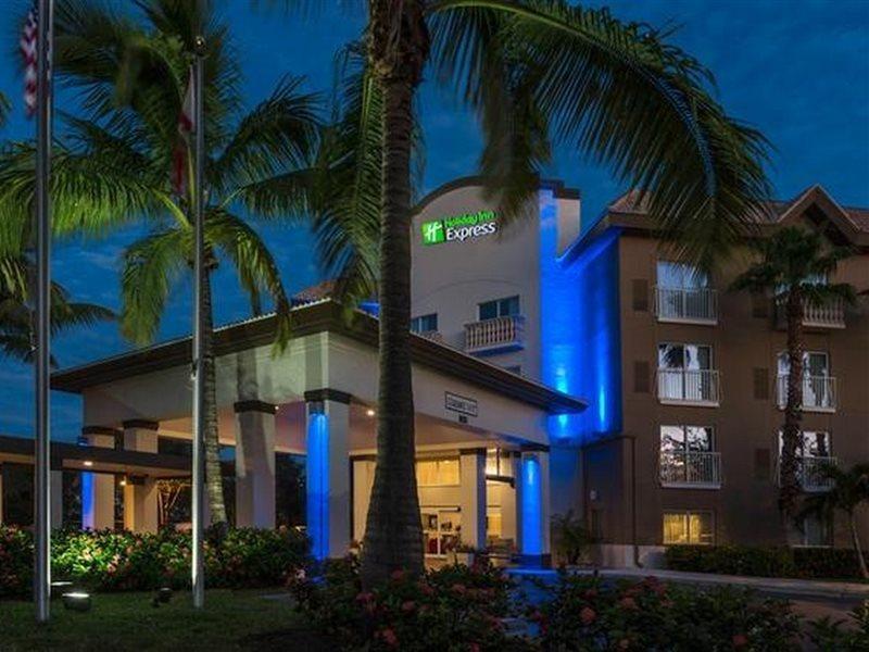 Holiday Inn Express & Suites Naples Downtown - 5Th Avenue By Ihg Exteriör bild