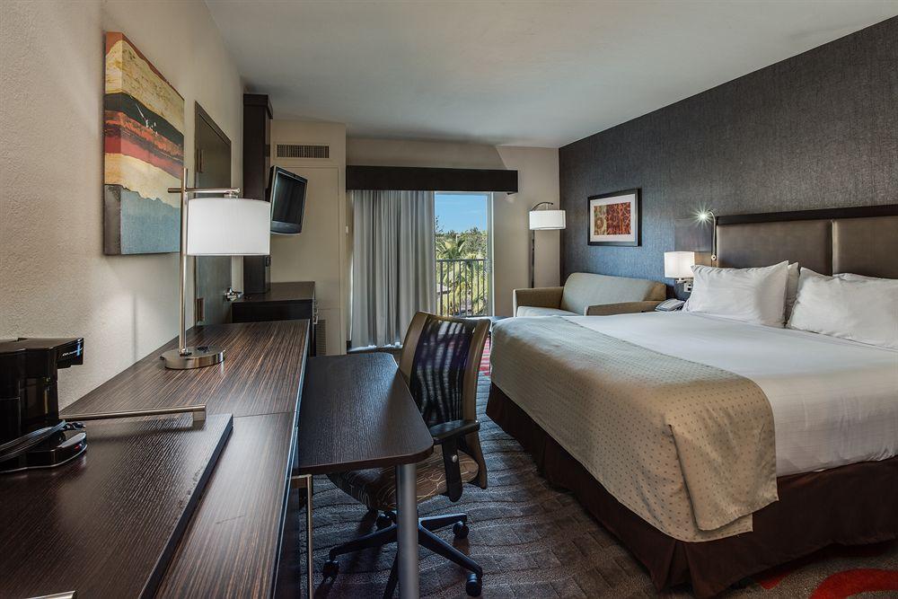 Holiday Inn Express & Suites Naples Downtown - 5Th Avenue By Ihg Exteriör bild