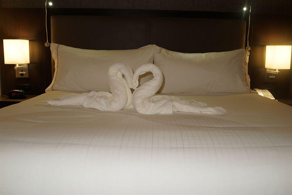 Holiday Inn Express & Suites Naples Downtown - 5Th Avenue By Ihg Exteriör bild