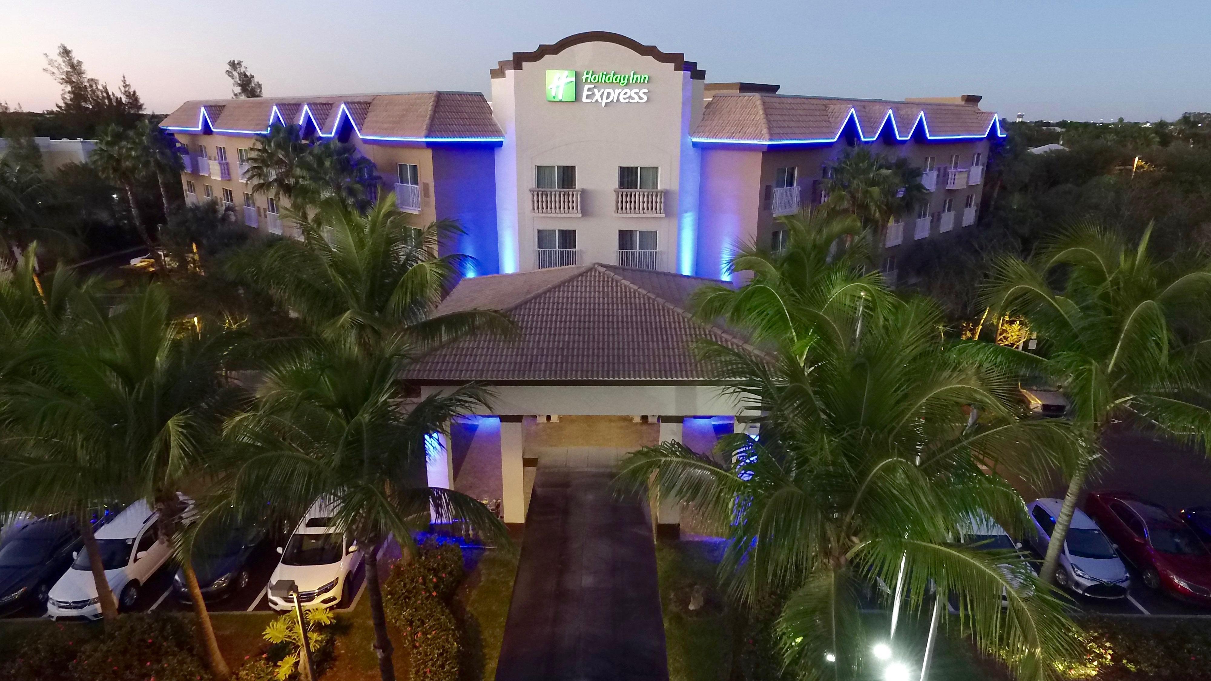 Holiday Inn Express & Suites Naples Downtown - 5Th Avenue By Ihg Exteriör bild