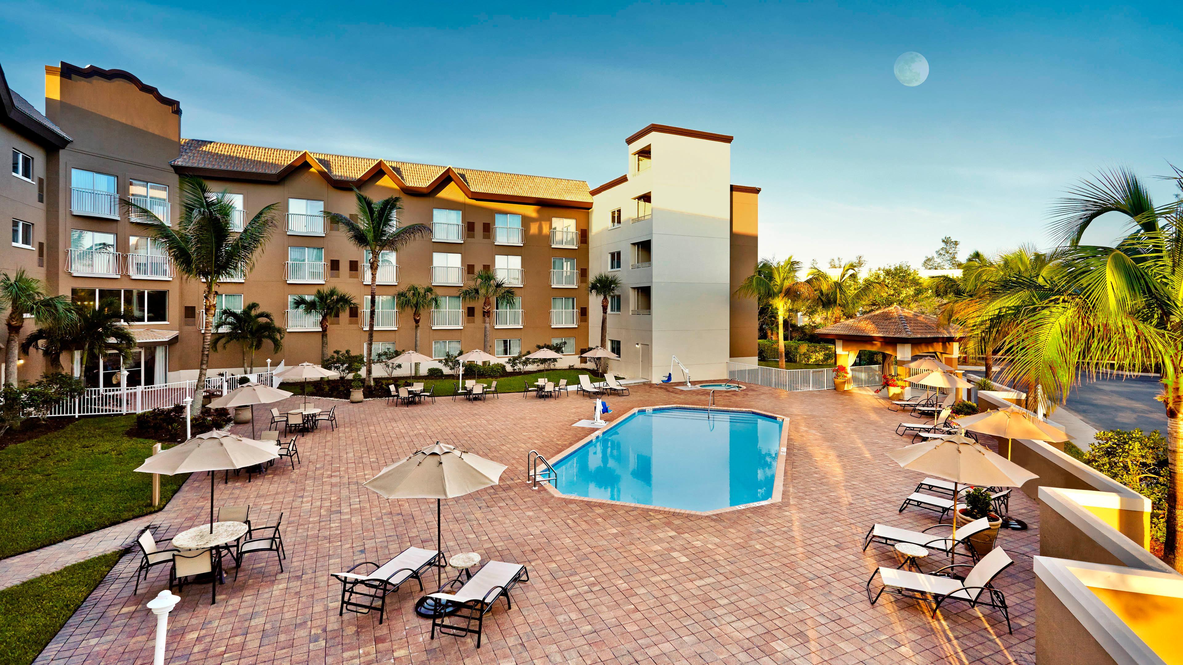 Holiday Inn Express & Suites Naples Downtown - 5Th Avenue By Ihg Exteriör bild