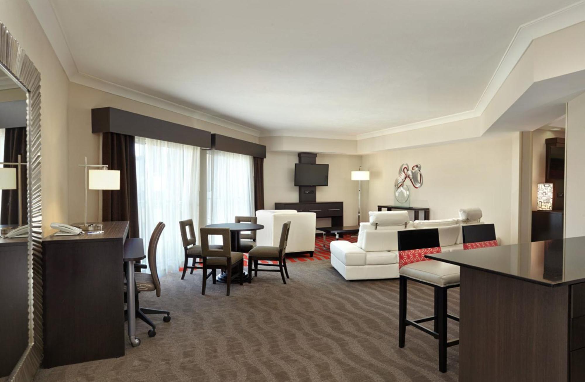 Holiday Inn Express & Suites Naples Downtown - 5Th Avenue By Ihg Exteriör bild